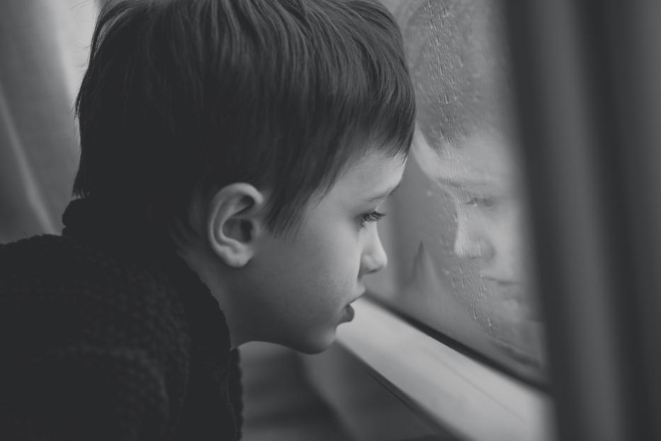 Egy gyerek nézett be az ablakon / fotó: Thinkstock
