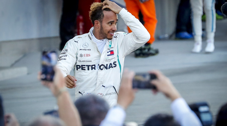 Lewis Hamilton 2008, 
2014, 2015
és 2017 után 
győzhet újra 
a Forma–1-es 
vébésorozatban / Fotó: MTI/EPA - Diegio Azubel