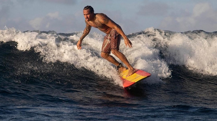 A Forma–1 jelenlegi királya, Lewis Hamilton a hullámokon is megállja a helyét /Fotó: Instagram