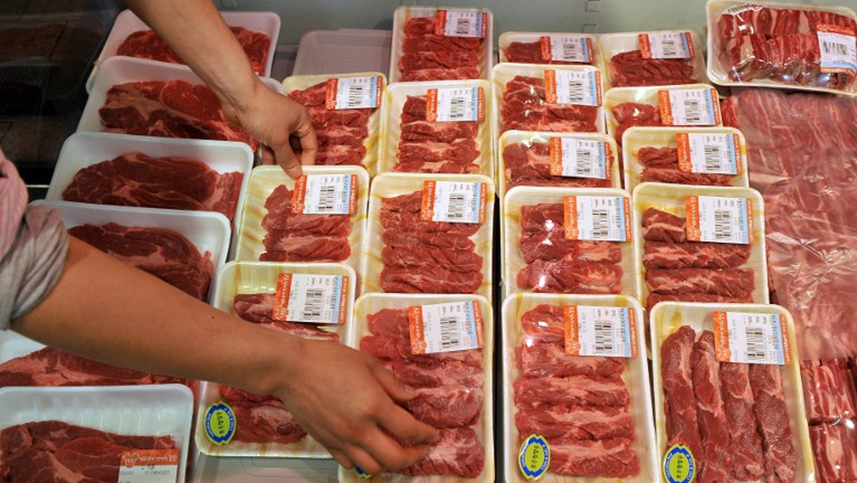 Ponad 1500 rodzajów produktów z mięsa wołowego, dostarczanych przez jedną kanadyjską firmę, wycofano ze sklepów ze względu na skażenie bakterią E. coli. To największa tego typu operacja w historii Kanady. Sprawa trafiła na forum parlamentu.