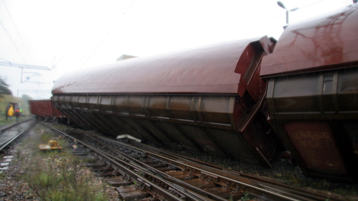 Co najmniej 21 osób zginęło, a 53 zostały ranne w katastrofie kolejowej w środkowych Indiach - poinformowały władze tego kraju.
