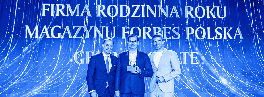 Dominique Wohnlich, CEO of Goldman Sachs Bank AG, oraz Mark Dekan (z prawej), Chief Executive Officer Ringier Axel Springer Polska, z Adamem Mokryszem (w środku), prezesem zarządu Grupy Mokate, która otrzymała nagrodę Firma Rodzinna Roku Magazynu Forbes Polska.