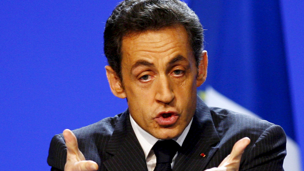 Prezydent Francji Nicolas Sarkozy powiedział prezydentowi Lechowi Kaczyńskiemu, że "nie można chować się za plecami innych państw" w kwestii ratyfikacji Traktatu z Lizbony - informuje TVN 24. referendum. Nicolas