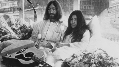 John Lennon nazwany "hipokrytą" przez Tygodnik TVP: wylegiwał się całymi dniami apartamencie, walcząc "o pokój"