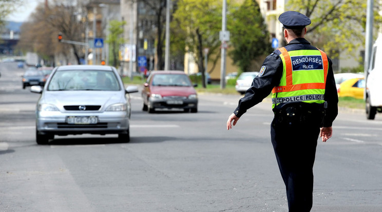 A fővárosi rendőrök azt ígérik, folytatják a több kerületet érintő közbiztonsági és körözési akciósorozatát /Fotó: MTI - Földi Imre