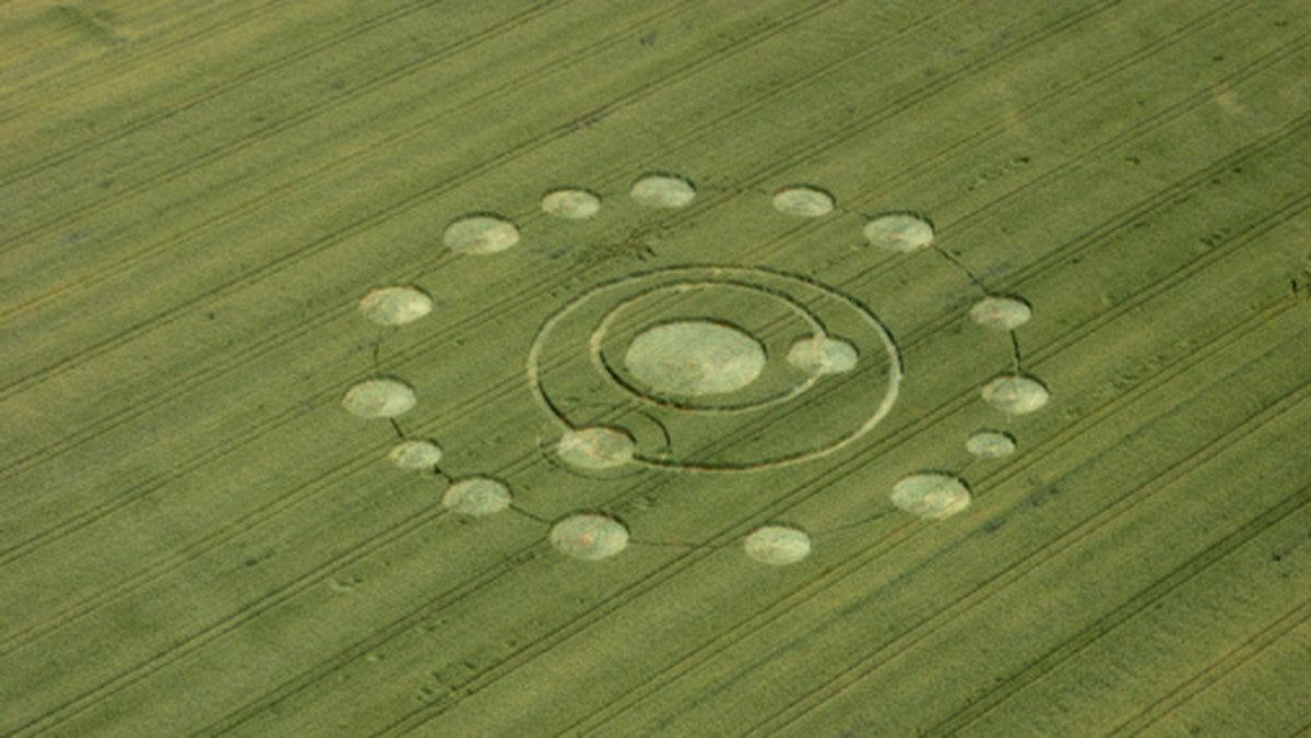 Działanie słonecznego wiatru, ręka diabła, sygnały od inteligentnych istot z obcych planet - nad pochodzeniem tajemniczych znaków w zbożu głowiono się przez dobrych kilkanaście lat. Potem okazało się, że za większość "kręgów" w Anglii w tamtym czasie odpowiada dwóch facetów, którzy przy piwie wpadli na pomysł żartu z UFO w roli głównej.