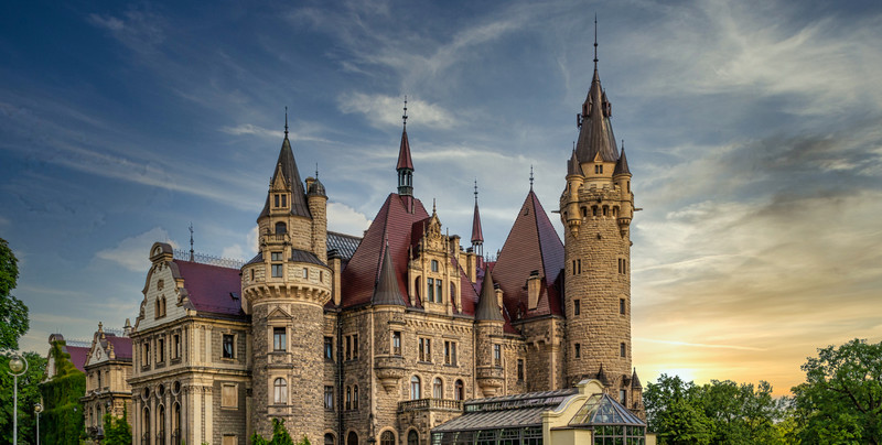 Najsłynniejsze zamki i pałace. Pomysł na majówkę w Polsce
