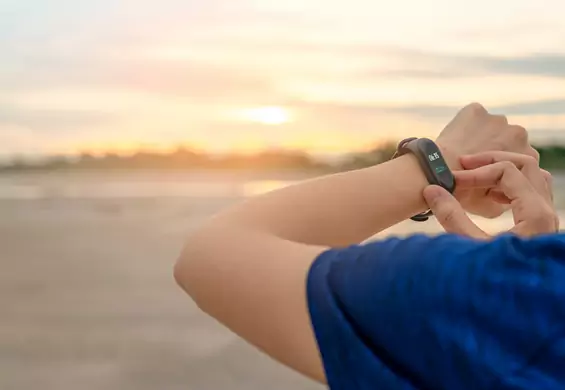 Czym się różni smartband od smartwatcha? Nie tylko ceną