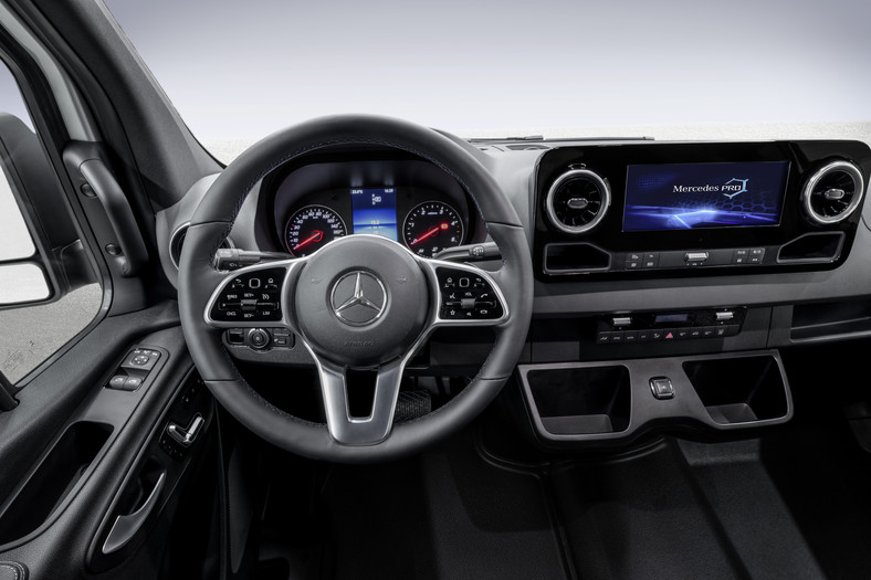 Mercedes chwali się, że schowki projektowano m.in. z uwzględnieniem miejsc na smartfony kierowcy i pasażera. Będzie ładowanie indukcyjne. Na zdjęciu najdroższa wersja z ekranem dotykowym. Mercedes Sprinter