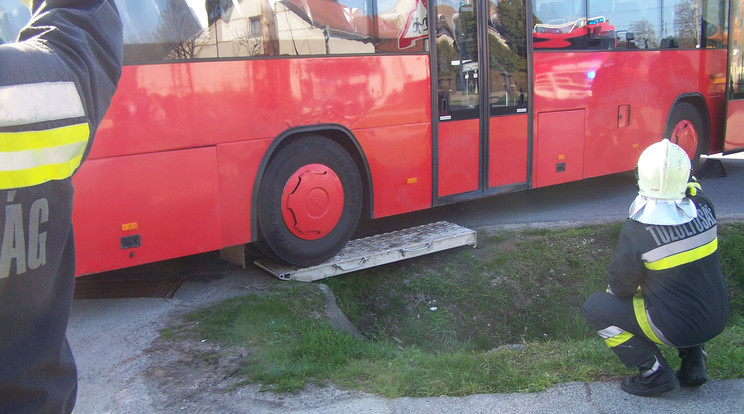 Árokba csúszott busz mentése Söjtörön / Fotó: Tizedes Roland tű. ftőrm - Nagykanizsa HTP