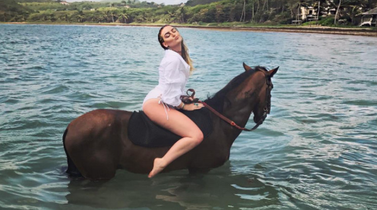 Perrie Edwards éppen kedvesével nyaral /Fotó: Instagram