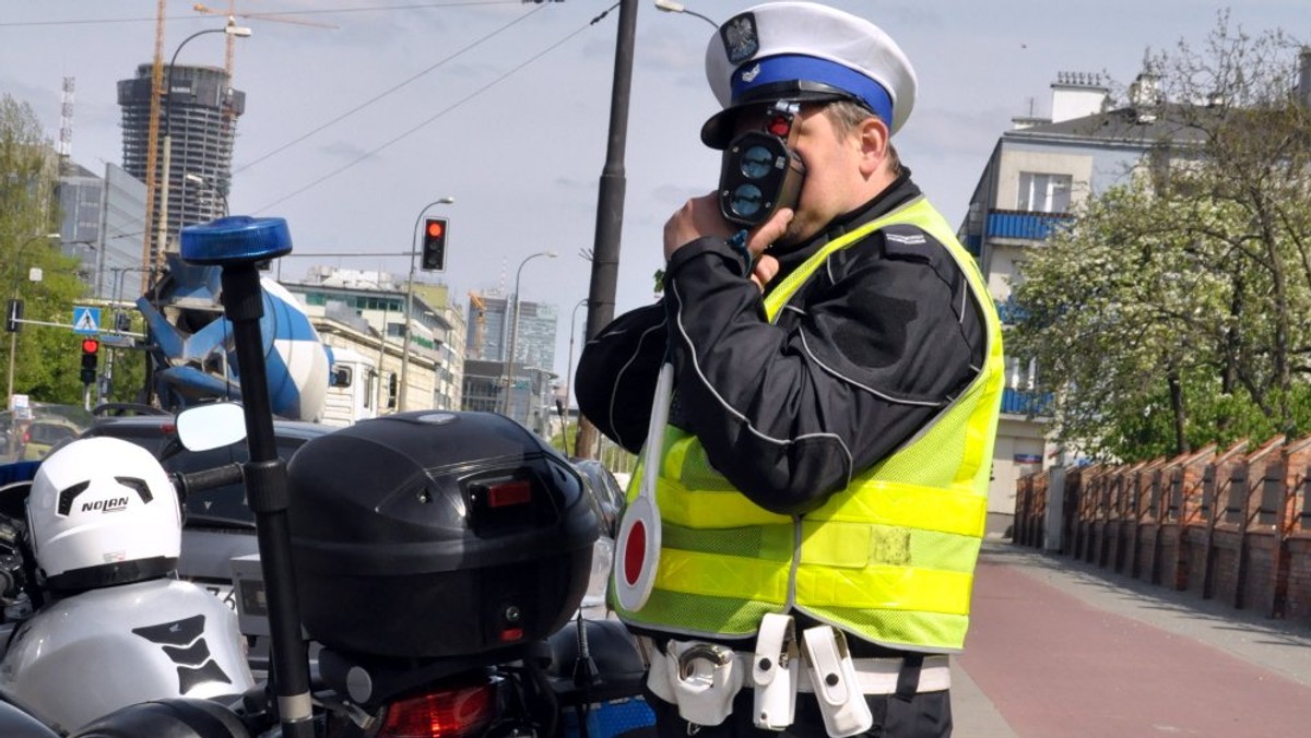 Mniej ofiar śmiertelnych, ale więcej osób rannych. Poza tym zatrzymano nieco mniej pijanych kierowców, niż w analogicznym okresie ubiegłego roku. Policjanci podsumowują długi weekend na drogach Warszawy i okolicznych powiatów.