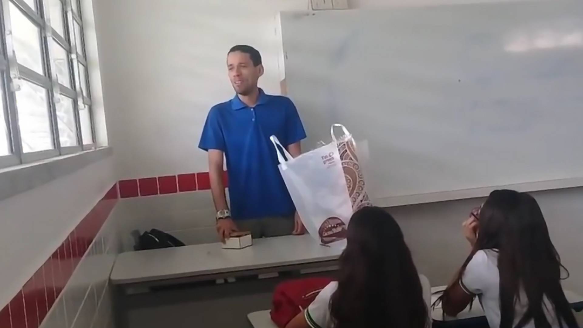 Učenici saznali da nastavnik živi i spava u školi pa mu priredili iznenađenje