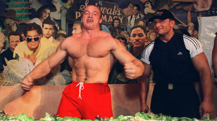 Mariusz Pudzianowski veréssel fenyegeti a menekülteket /Fotó: AFP