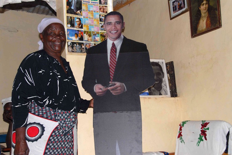 Tekturowa postać Baracka Obamy i jego babcia 89-letnia Sarah Obama