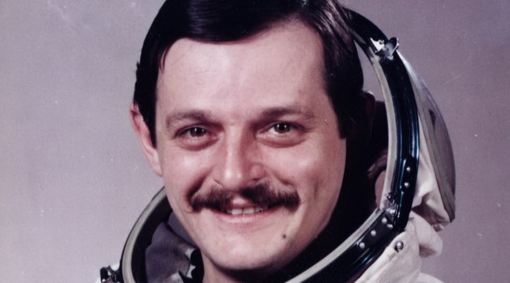 Magyari Béla a Szojuz-36 program egyik űrhajósa. Örökké beírta magát a magyar történelembe, bár sosem jutott ki az űrbe