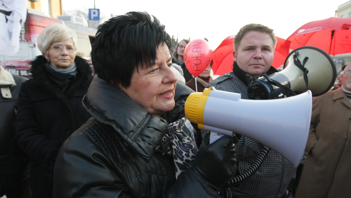 - W spocie, który ma zachęcić młodych do głosowania na PiS, są oni pokazani jako nieudacznicy - bezwolna masa, zaglądająca do eleganckiego biurowca niczym pies do jatki - pisze na swoim blogu w Onet.pl Joanna Senyszyn. - Młodzi chcieliby tam wejść, pracować, awansować, ale nie potrafią. I oto na odsiecz przybywa zgnębiony, sterany życiem, sfrustrowany Jarosław Kaczyński. Otwiera przed młodymi drzwi do kariery. Te same, które za nim już się zatrzaskują - czytamy dalej.