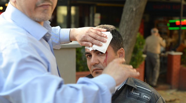 Ellátják a sérülteket / Fotó: AFP