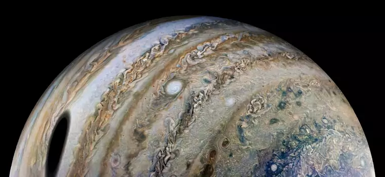 Jowisz na niesamowitym nagraniu z Juno. To "widzi" sonda podlatująca do planety