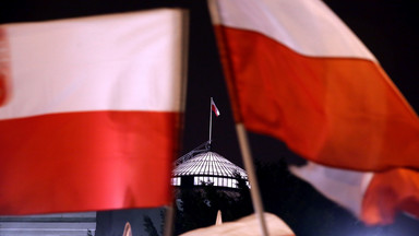 Onet24: Polska spada w rankingu demokracji