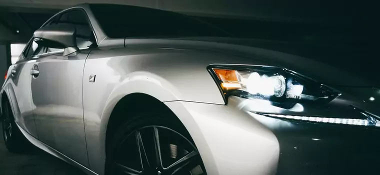 Jak zadbać o oświetlenie samochodowe jesienią?Zapasowe żarówki to za mało