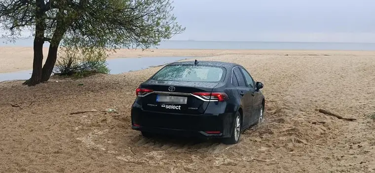 Wjechał Toyotą na plażę w Gdańsku. Kierowca ukarany mandatami i nie tylko