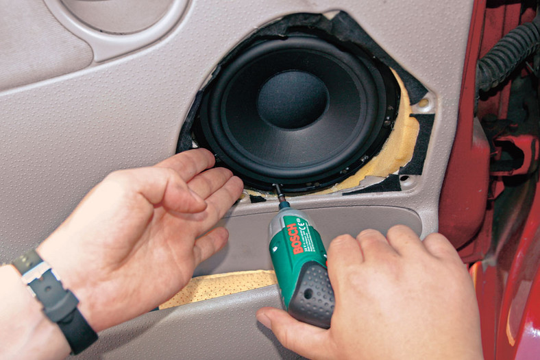 Jak samodzielnie zamontować głośniki w przednich drzwiach?