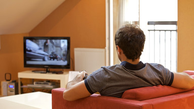 Siedzenie przed telewizorem szkodzi bardziej niż siedzenie w pracy