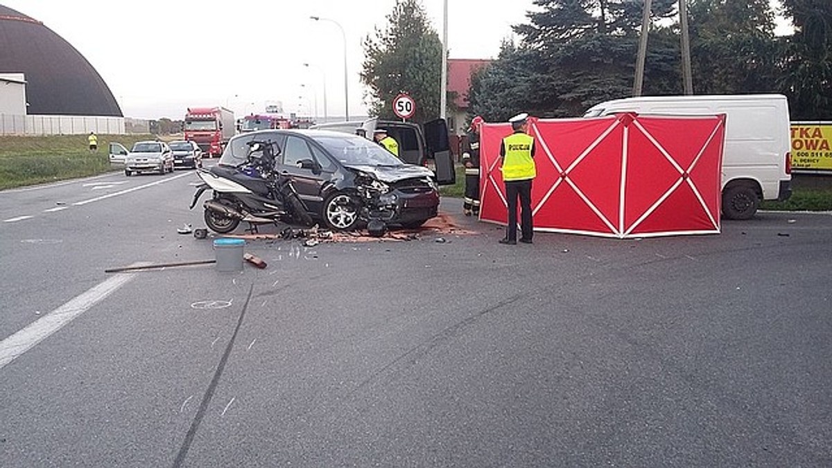 43-letni motocyklista i 52-letni kierowca ciągnika rolniczego zginęli w dwóch wypadkach, do których doszło wczoraj na podkarpackich drogach.