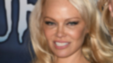 Pamela Anderson kusi ciałem. Obcisłym kostiumem podkreśliła wszystkie swoje wdzięki