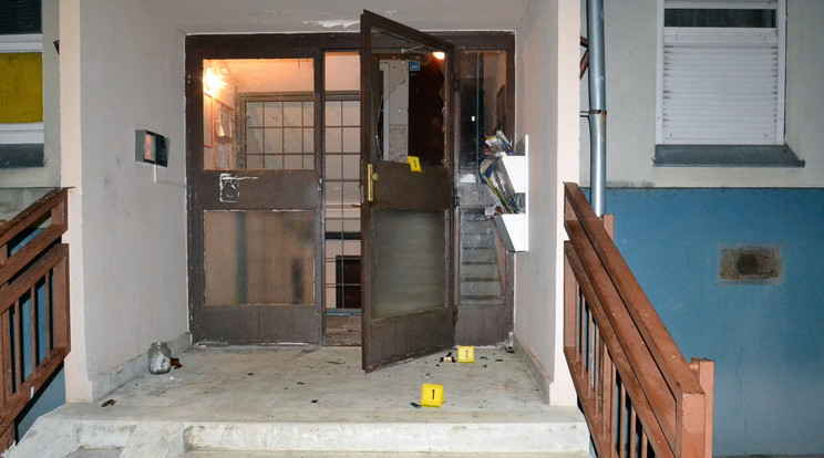 Ilyen pusztítást végeztek a verekedők a lépcsőházban / Fotó: police.hu