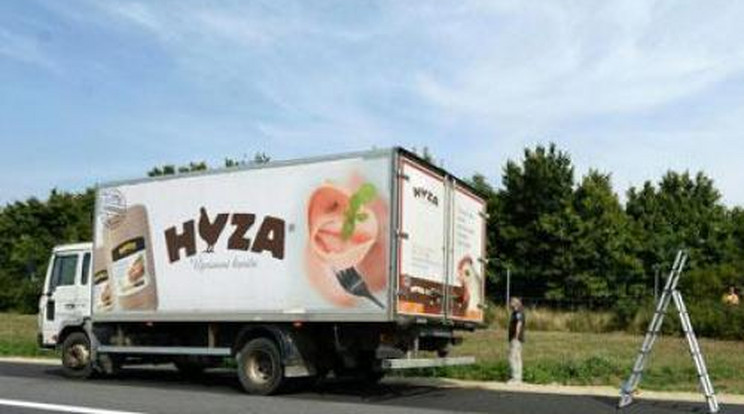 Tragédia! Ötven menekült holttestét találták meg egy magyar rendszámú teherautóban