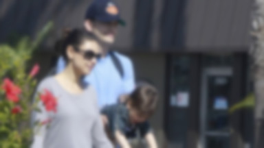 Ashton Kutcher i Mila Kunis z córką na spacerze