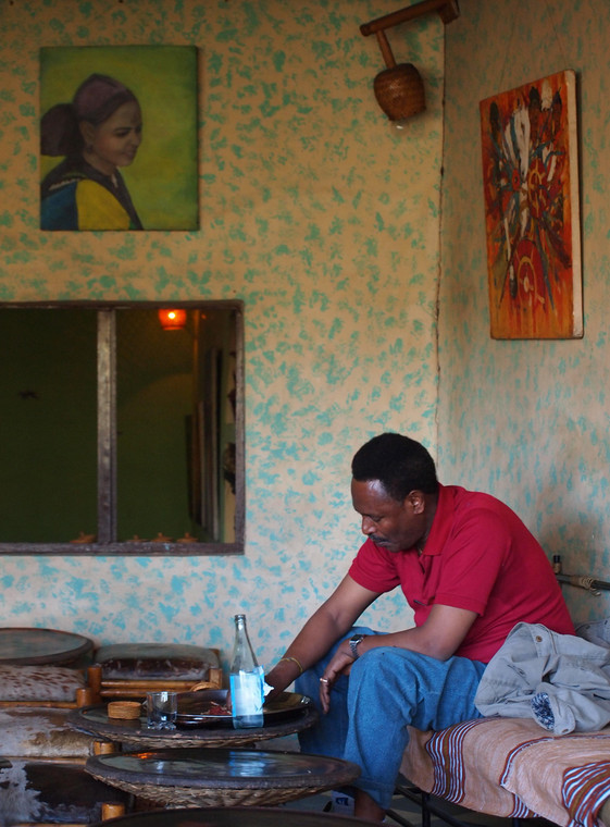 Restauracja w Gonderze. Etiopczyk je indżerę oczywiście prawą ręką, fot. Anna Białek