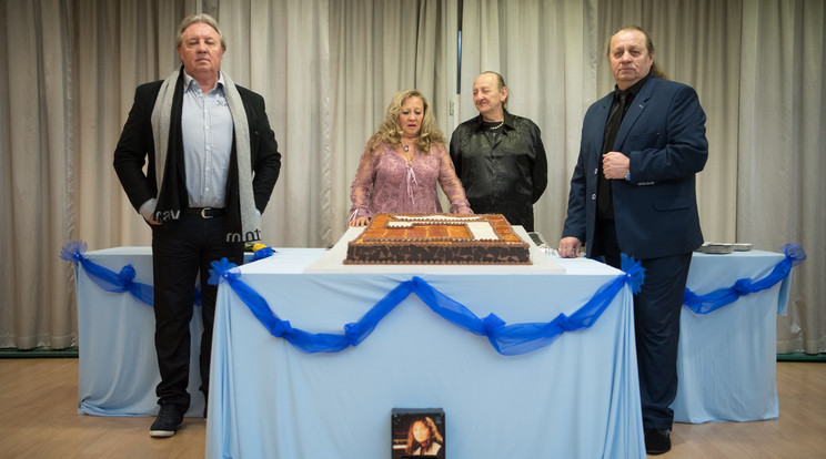 Jimmy testvérei, Tihamér (balról), Marietta, György és Árpád a rajongókkal együtt emlékeztek a zenészre és együtt ünnepelték meg a hatvanadik születésnapját /Fotó: Járai László