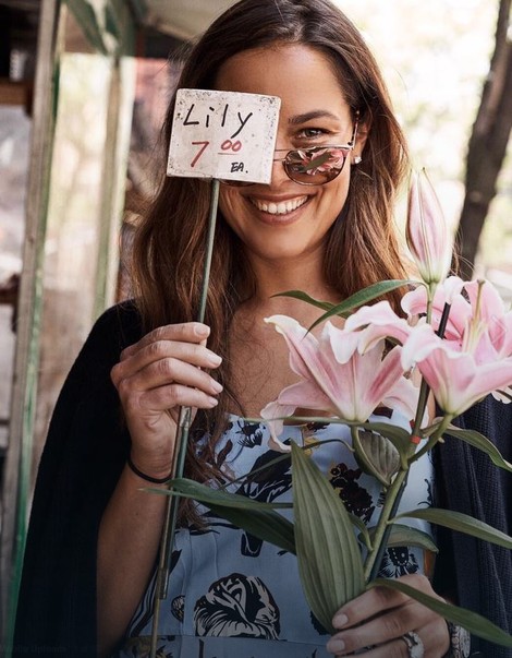 Ana pozira sa ljiljanima