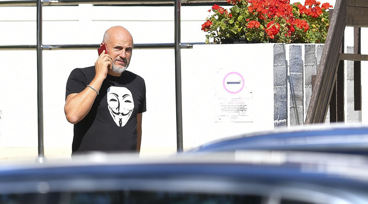 A szocialista Tóbiás
József egy
hackercsoport jelképével a pólóján érkezett /Fotó: MTI/Czeglédi Zoltán