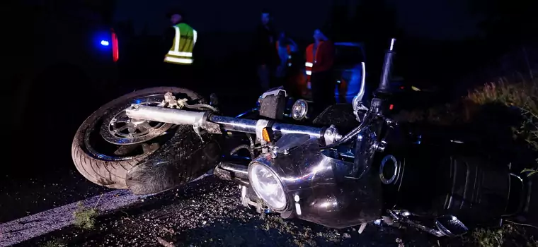 Przewrócił się na motocyklu. Zarówno kierowca, jak i maszyna nie powinni znaleźć się na drodze