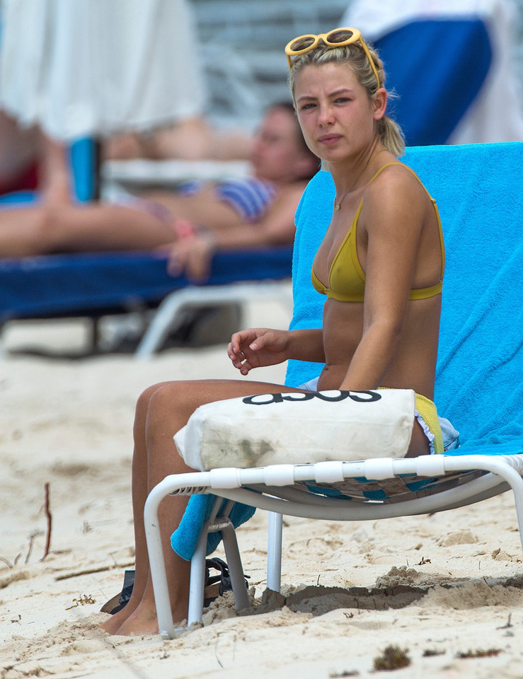 Jessica Woodley na plaży na Barbados