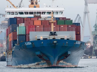 Ceny oszalały, pod koniec września indeks Drewry World Container, przedstawiający cotygodniowe ceny stawek frachtu kontenerowego, rósł dwudziesty trzeci tydzień z rzędu, przebijając granicę 10 tys. USD za  40-stopowy kontener, i był o 351 proc. wyżej w porównaniu z tym samym tygodniem w roku 2020. W Los Angeles na redzie stało wówczas 70 statków. Czekały tam nawet miesiąc na rozładunek, czyli tyle ile w standardowo w normalnych warunkach powinien zająć transport towaru stamtąd do Europy.