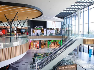 W Galerii Młociny w Warszawie został w 2020 r. uruchomiony pierwszy sklep stacjonarny Modivo. Funkcjonuje tutaj również jeden z salonów eobuwie.pl