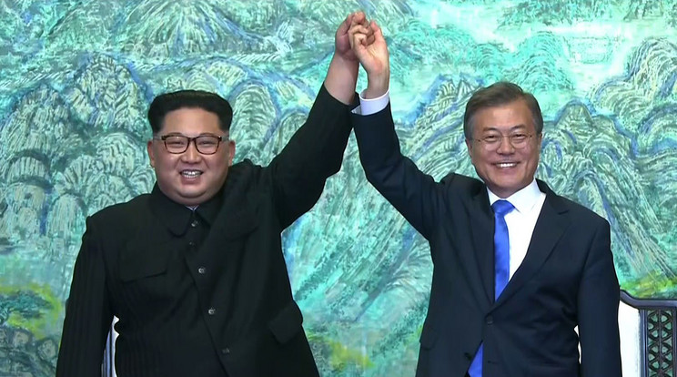 Kim Dzsong Un észak-koreai vezető és Mun Dzsein dél-koreai elnök /Fotó: AFP PHOTO / KOREAN BROADCASTING SYSTEM (KBS)