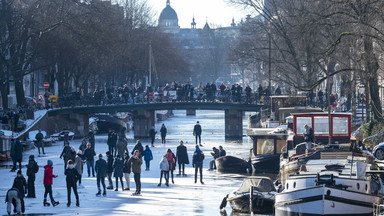 Mieszkańcy Amsterdamu ruszyli na łyżwy