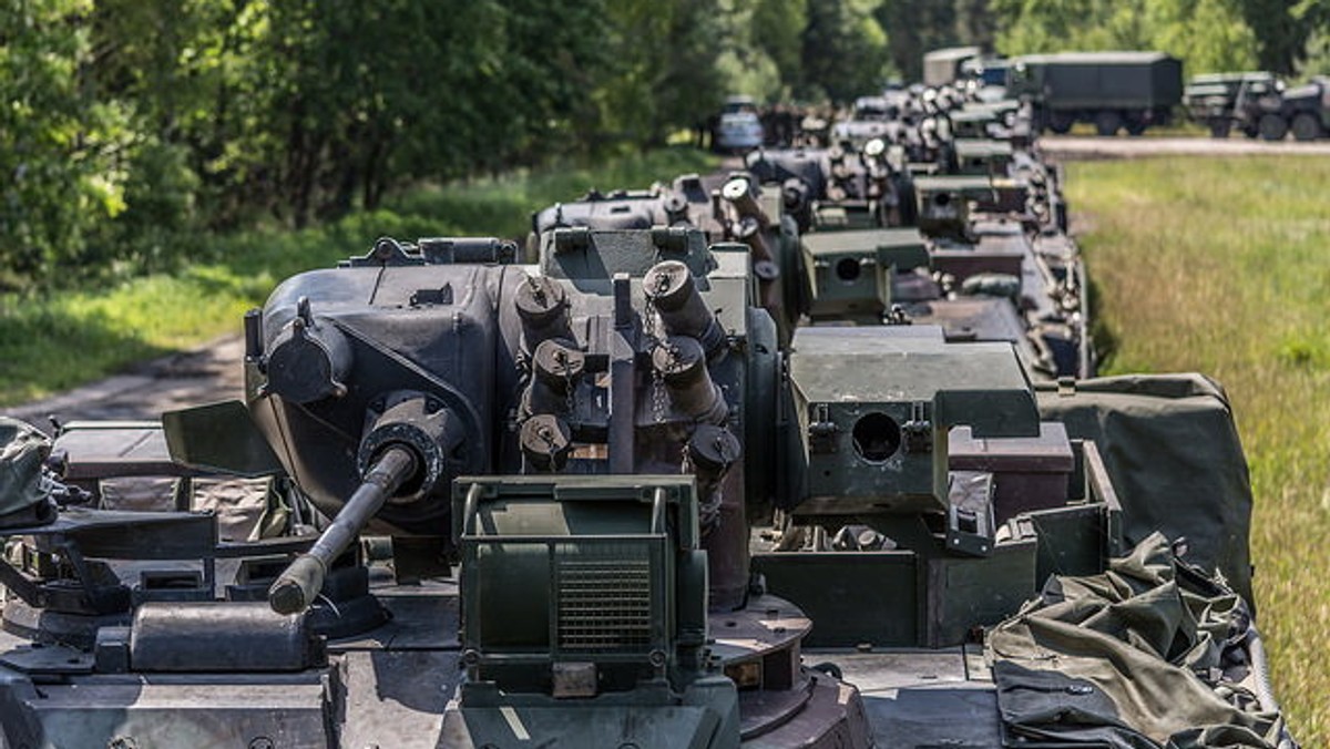 Dwa fronty dla działań NATO oraz łamanie solidarności finansowej przez część jego członków może skutkować wewnętrznym podziałem w Sojuszu. Coraz bardziej niepokojąca sytuacja na flance wschodniej i południowej zmusza NATO do bardziej zdecydowanej reakcji. Państwom Europy mogą pomóc reformy wdrażane przez Sojusz oraz rozważany w Pentagonie plan rozmieszczenia ciężkiego sprzętu we wschodniej części kontynentu. - Ten pomysł zgłoszono w samą porę - komentuje estoński europoseł Urmas Paet.