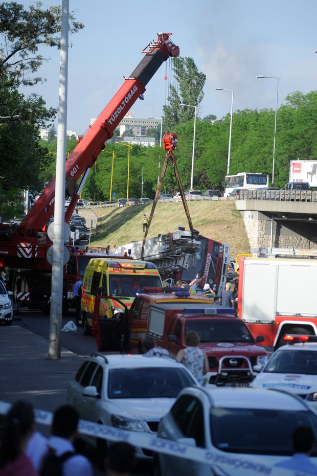 A tűzoltóautó rádőlt egy személyautóra és teljesen összenyomta annak tetejét. Információnk szerint egy ember meghalt abban a kocsiban.