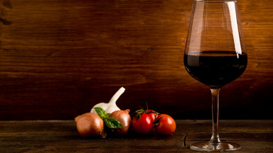 Nalewka z czerwonego wina i czosnku. Zaskakujące połączenie o niezwykłych właściwościach zdrowotnych