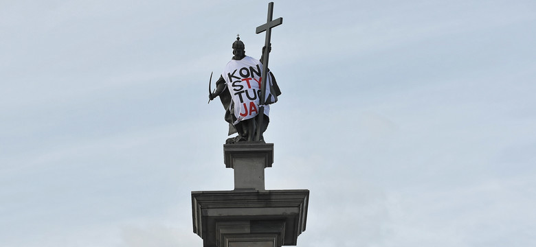 Działacze KOD ubrali pomnik Zygmunta III w koszulkę z napisem "Konstytucja"