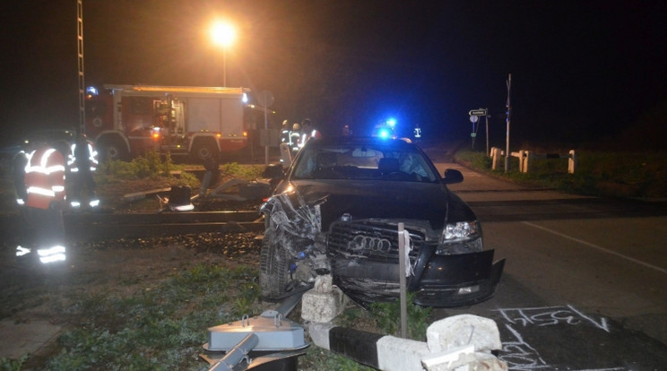 Ez az Audi rombolta le a fénysorompót /Fotó: Police.hu