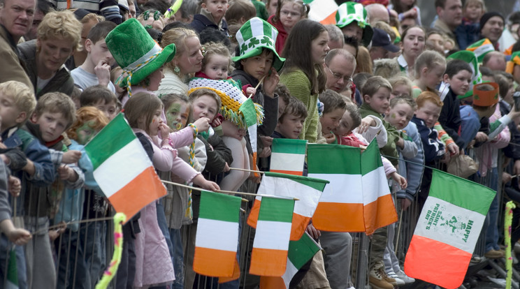 Több ezer ember ünnepel St. Patrick napján /Fotó: AFP