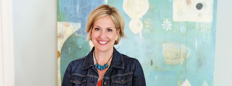 Brené Brown: W głowach powtarzamy sobie mantrę: „nigdy dość szczupły, dość wpływowy, dość bystry, dość szczęśliwy” i tak dalej – wymienia badaczka. To myślenie niszczy nas, jest niewyczerpanym źródłem nieustannego burzenia poczucia wartości, a w zamian dręczenia się wstydem i niepewnością.